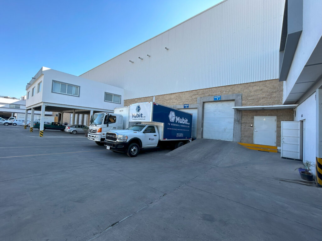 Exterior de unas bodegas con camionetas estacionadas. Almacenamiento Guadalajara