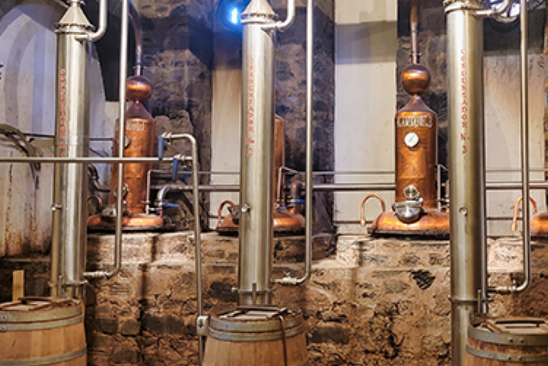 barriles de tequila con maquinaria para extraerlos Almacén Guadalajara