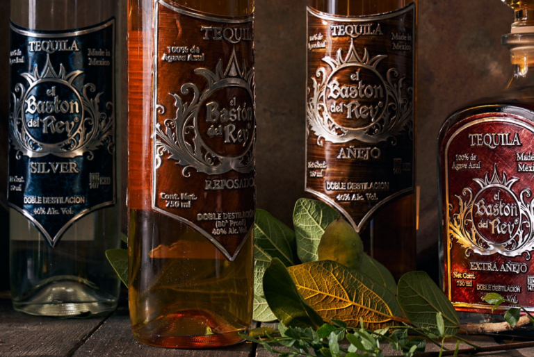 cuatro botellas de tequila con plantas sobre una mesa de madera Almacenamiento Guadalajara