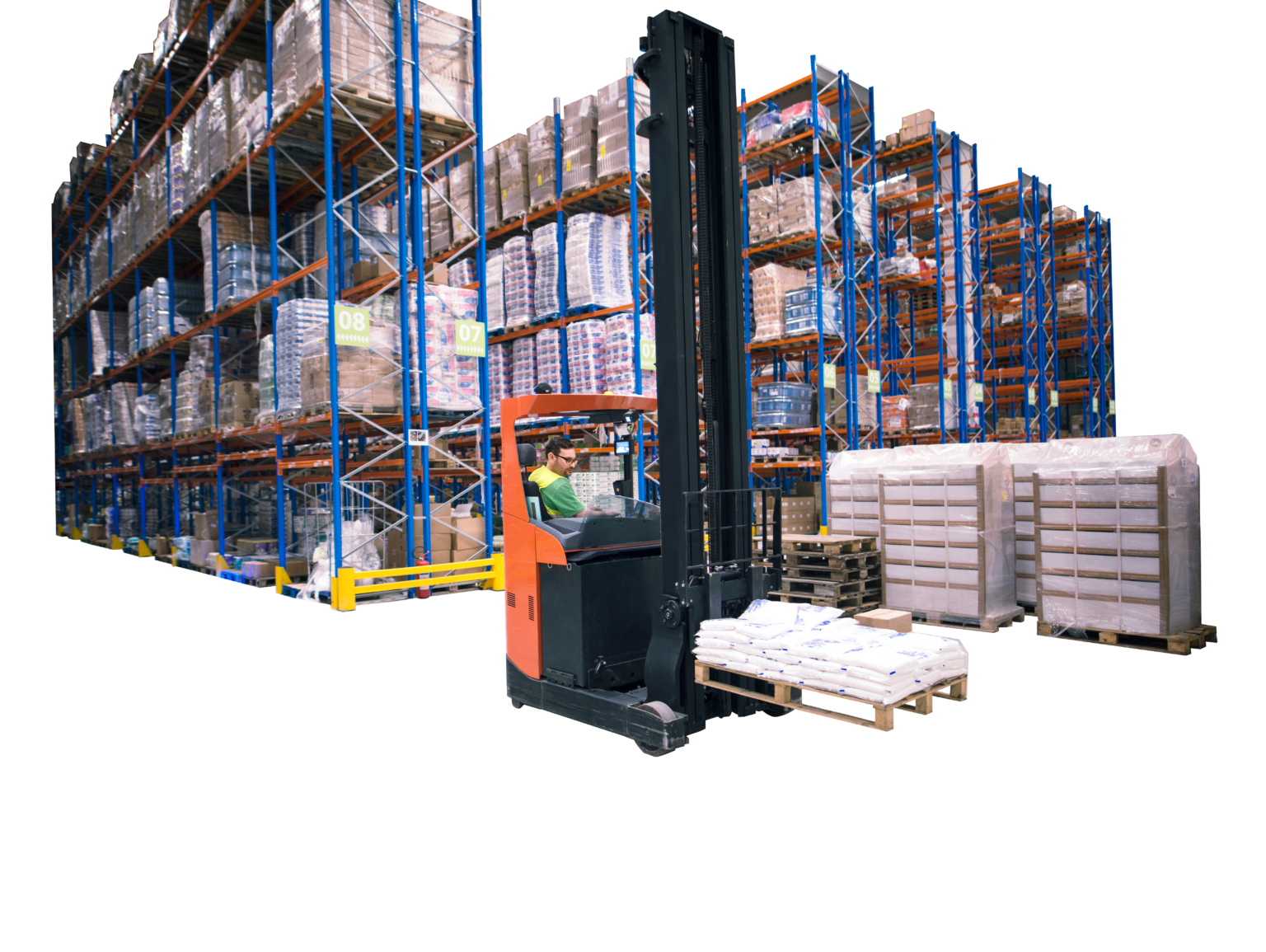 Almacen con cajas de cartón apiladas en pallets y racks recubiertos de plástico transparente y un montacargas con un hombre operándolo Almacén Guadalajara