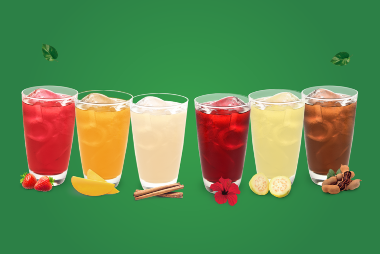 Vasos con aguas frescas de sabor sobtre fondo gris con tamarindo, guayaba, jamaica, canela, mango y fresas Almacén Guadalajara