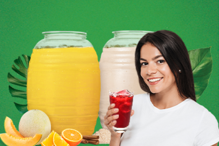mujer con un vaso de agua de jamaica y fondo de vitroleros con agua de horchata y de naranja, además de furtas y plantas Almacén Guadalajara
